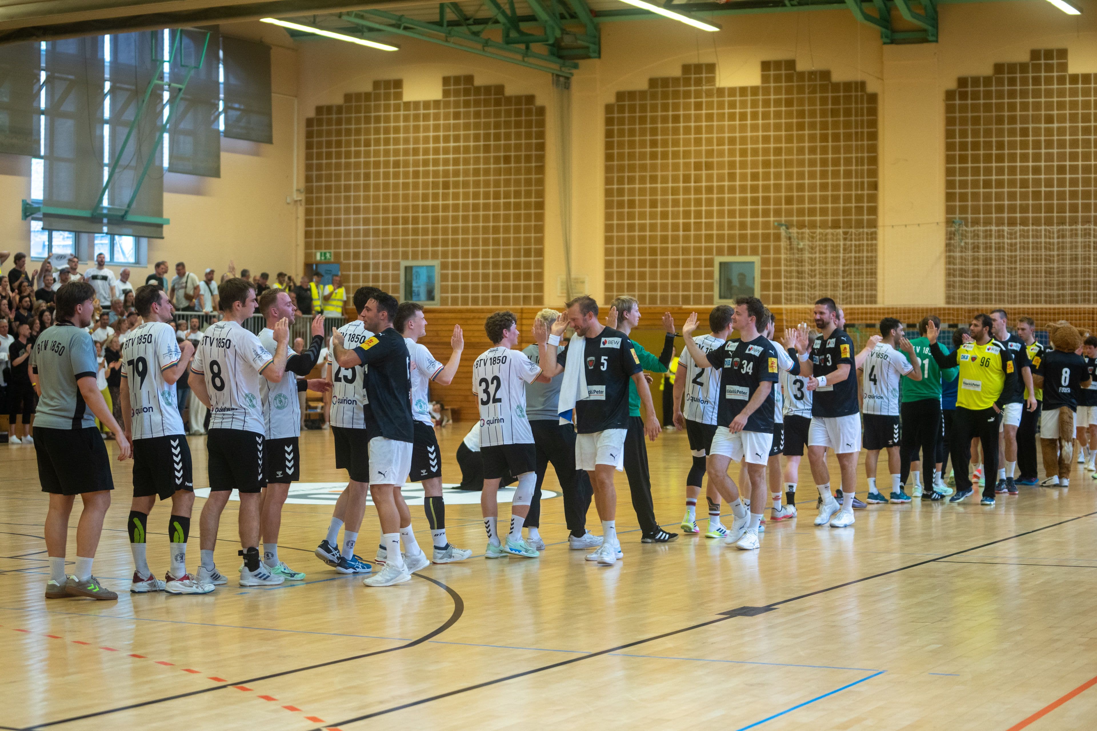Beide Mannschaften stehen nach dem Spiel zur Ehrung auf dem Feld