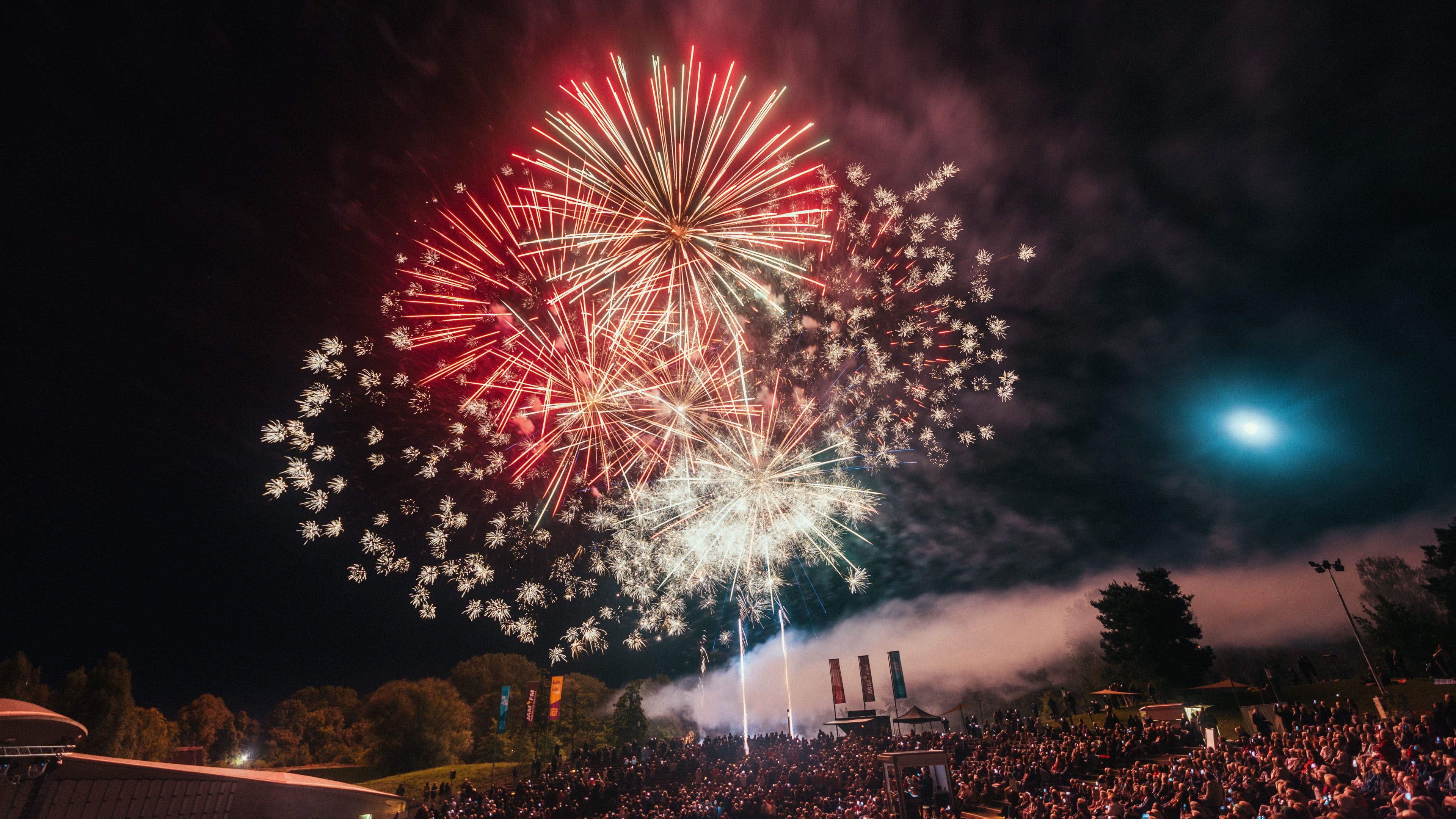 Rotes Feuerwerk über dem Publikum
