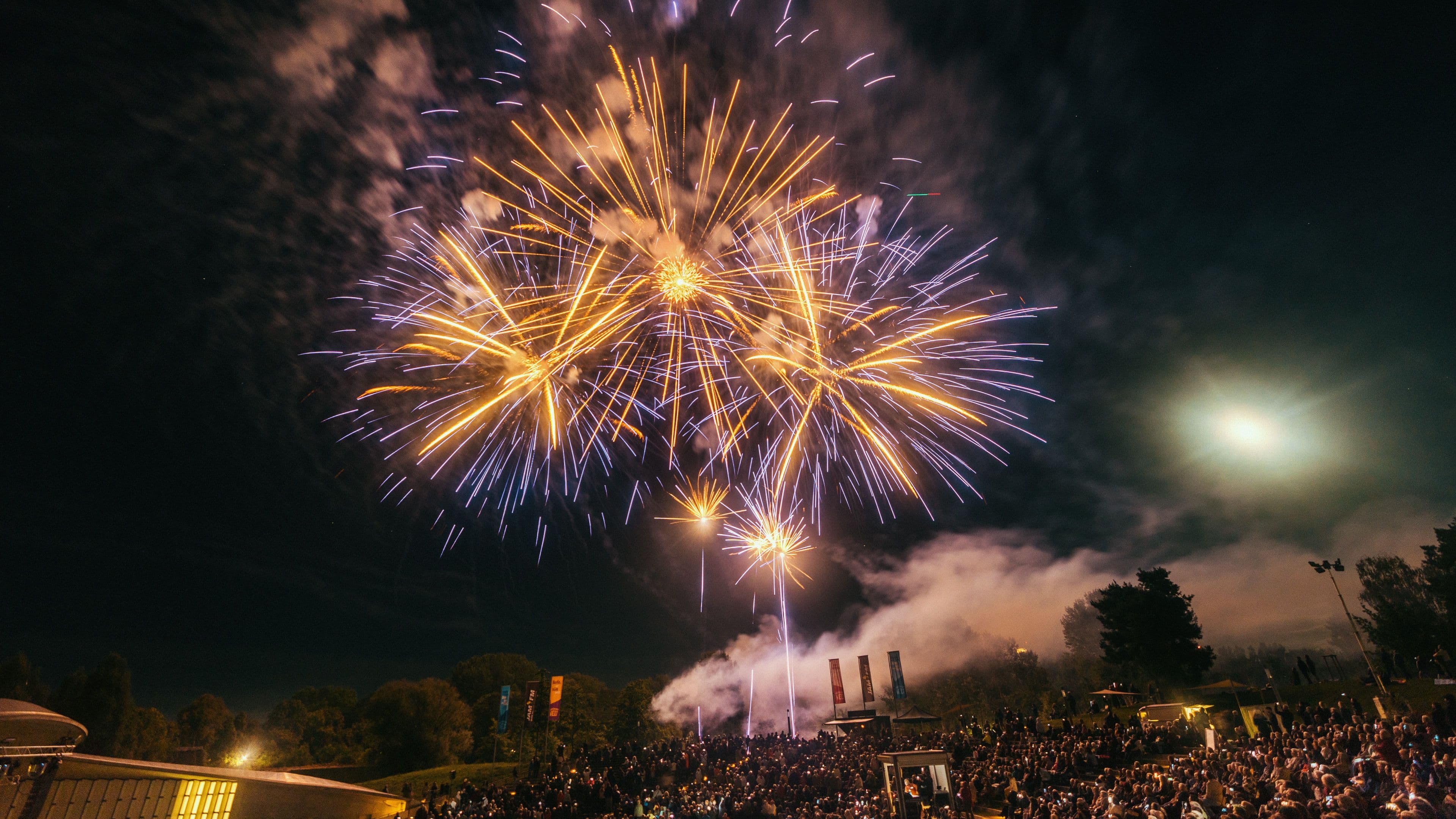 Goldenes Feuerwerk über der Freilichtbühne