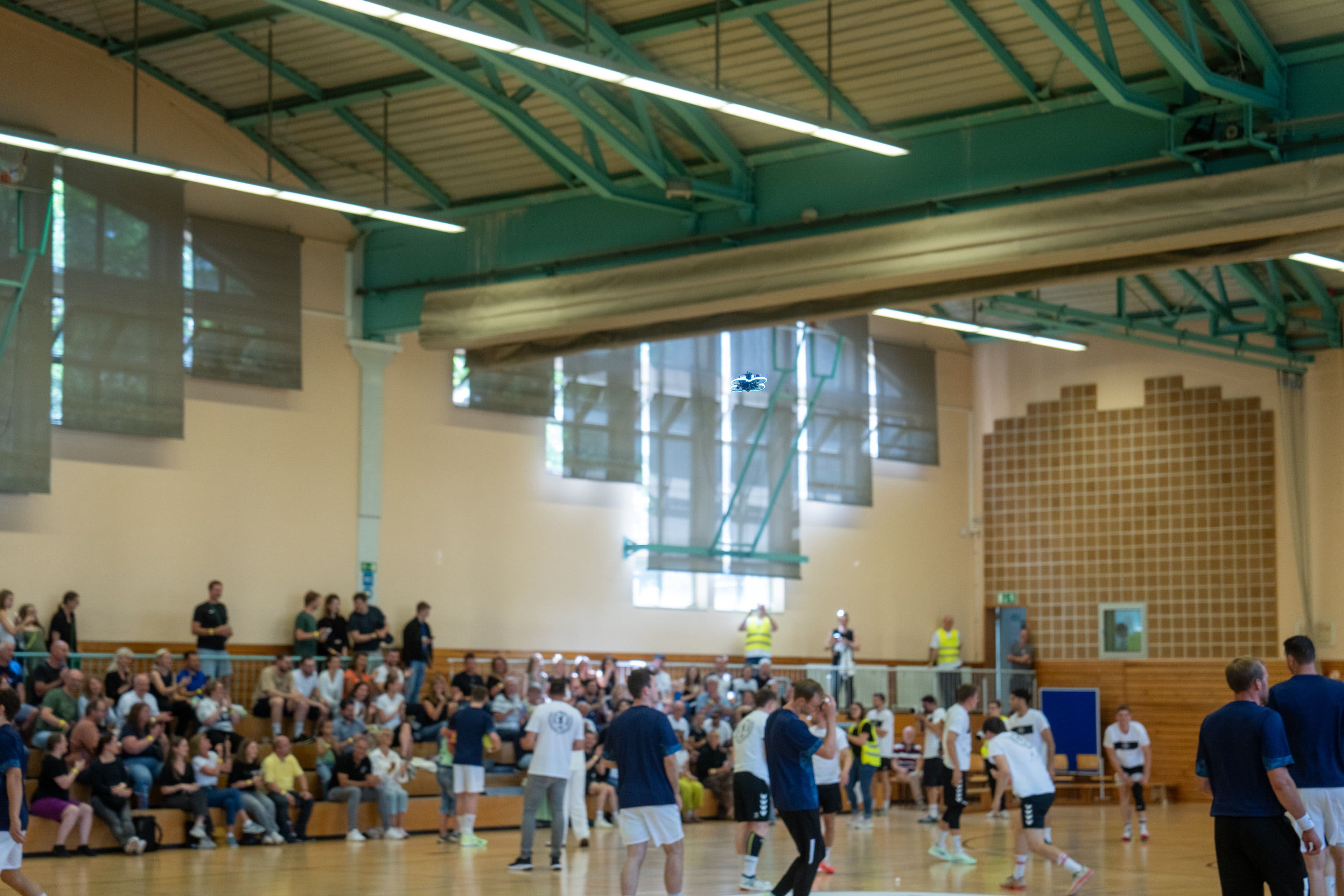 Blick über die voll besetzten Zuschauerränge der Sporthalle