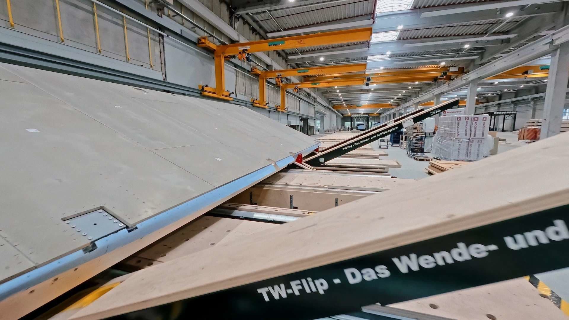 Ein vorgefertigtes Deckenelement auf der Wendeanlage